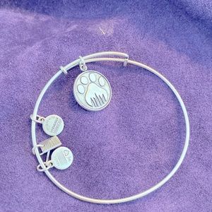 Bracelet paw print